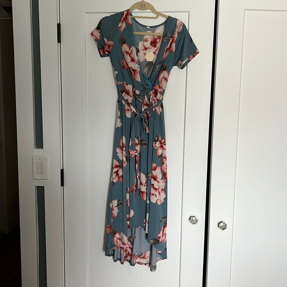 Maternity dress, highlow style. Pinkblush brand. Size large